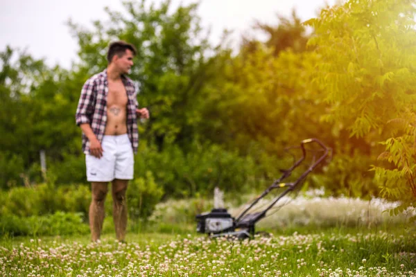 Ung man klippning gräsmatta — Stockfoto