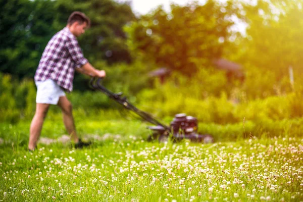 잔디를 깎는 청년 — 스톡 사진