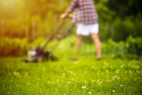 Ung man klippning gräsmatta — Stockfoto