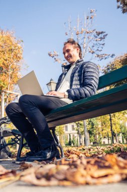 Bankta bilgisayarı olan genç bir adam