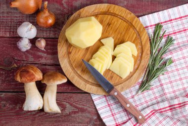 Çiğ patates cèpes bir tablo ile. Üstten Görünüm