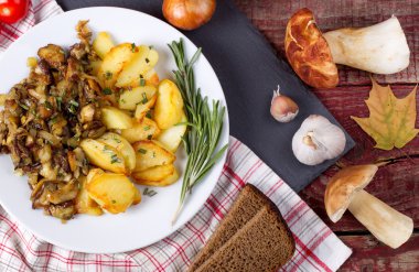 Masaya bir tabak içinde cèpes ile kızarmış patates