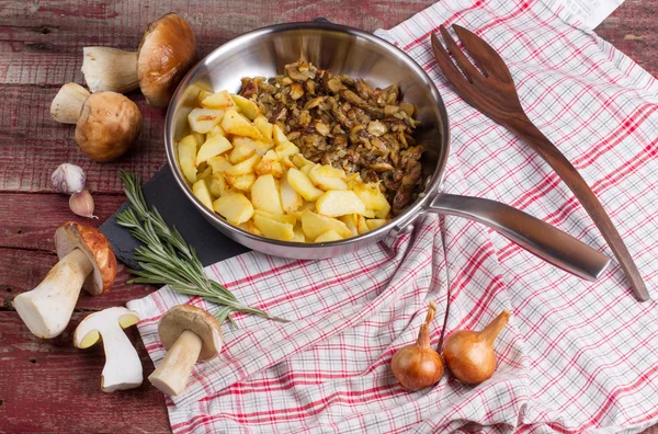 Смажена картопля з цефами на сталевій сковороді на столі — стокове фото