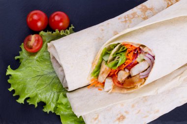 Shawarma etli bir servis tabağı