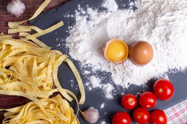 Fettuccine Yapıştır, yumurta, un, sarımsak, kiraz domates ve biberiye
