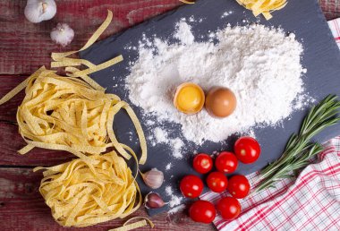 Fettuccine Yapıştır, yumurta, un, sarımsak, kiraz domates ve biberiye