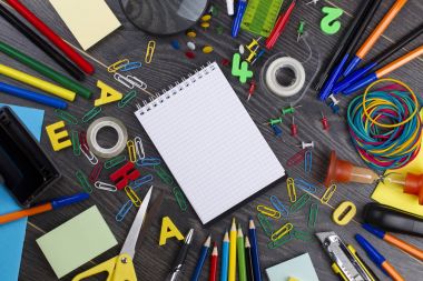 Okula dönüş. Modern eğitim için okul nesne kümesi: kalemler
