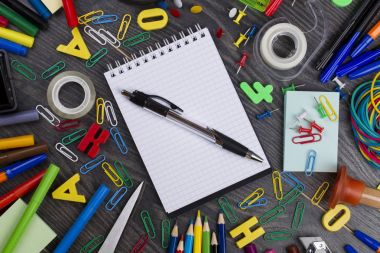 Okula dönüş. Modern eğitim için okul nesne kümesi: kalemler