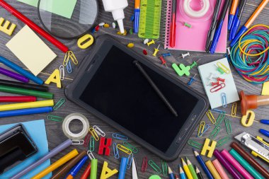 Okula dönüş. Modern eğitim için okul nesne kümesi: kalemler