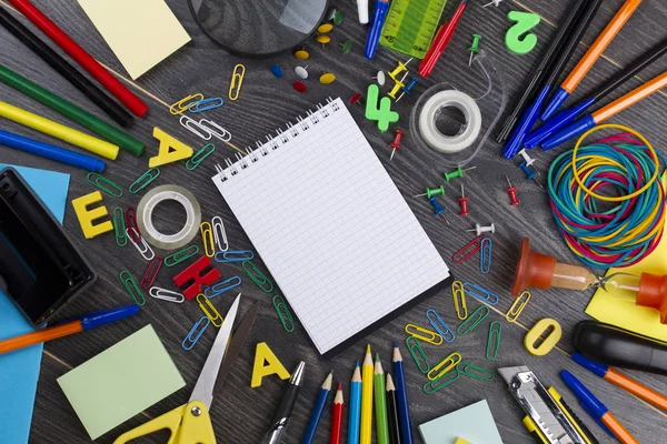 Okula dönüş. Modern eğitim için okul nesne kümesi: kalemler