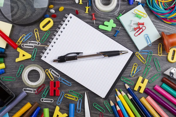Okula dönüş. Modern eğitim için okul nesne kümesi: kalemler