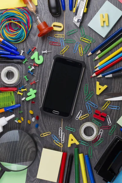 Okula dönüş. Modern eğitim için okul nesne kümesi: kalemler