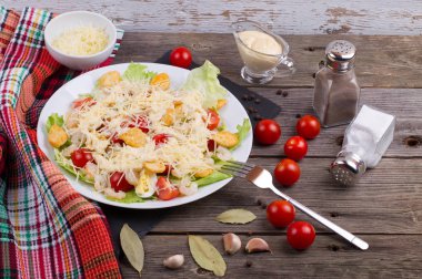 Deniz ürünleri Sezar salata karides, salata yaprağı, kruton, kiraz 