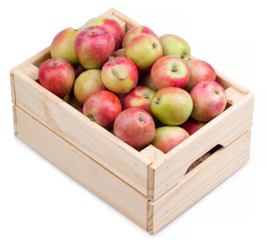 Ahşap kutu dolu taze elma beyaz izole