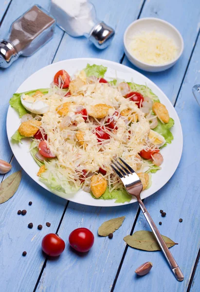 Salada Caesar de frutos do mar com camarões, folha de salada, croutons, cereja — Fotografia de Stock