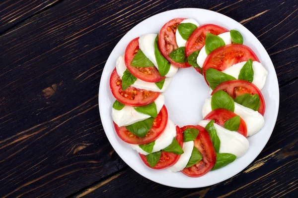 Delicious caprese salad with tomatoes and mozzarella cheese with — Stock Photo, Image