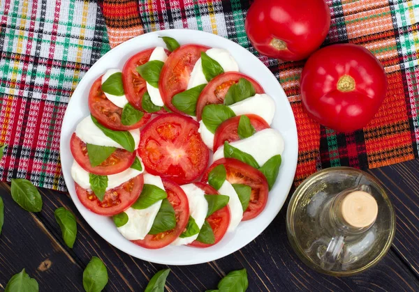 美味しいカプレーゼ トマトとモッツァレラチーズのサラダ — ストック写真