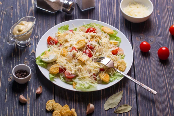 Zeevruchten Caesarsalade met garnalen salade blad, Croutons, Cherry Rechtenvrije Stockfoto's