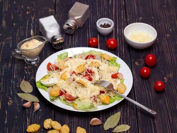 Salada Caesar de frutos do mar com camarões, folha de salada, croutons, cereja Imagem De Stock