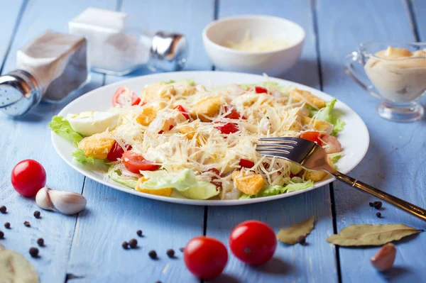 Salada Caesar de frutos do mar com camarões, folha de salada, croutons, cereja — Fotografia de Stock