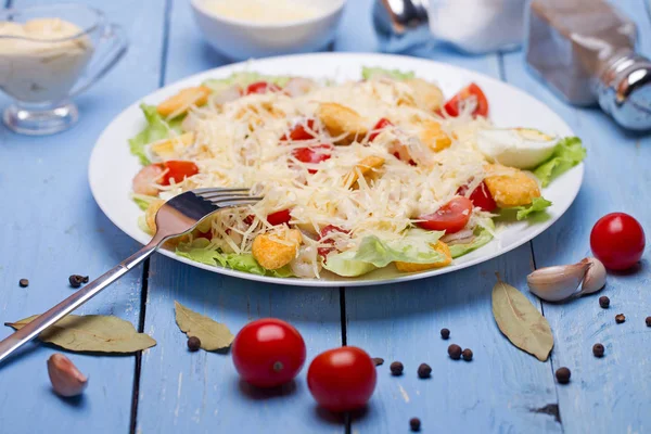 Salada Caesar de frutos do mar com camarões, folha de salada, croutons, cereja — Fotografia de Stock