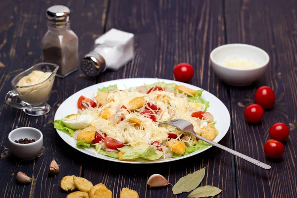 Meeresfrüchte-Caesar-Salat mit Garnelen, Salatblatt, Croutons, Kirsche — Stockfoto