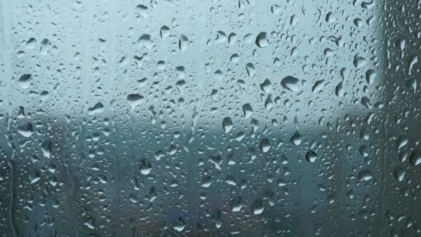 Ein heftiger Regen  mit Windb en prasselt durch das Fenster 
