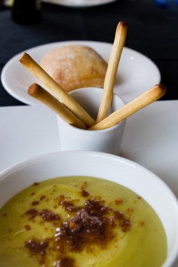 Kremalı bezelye çorbası lahanası kase yeşil, tost ekmek