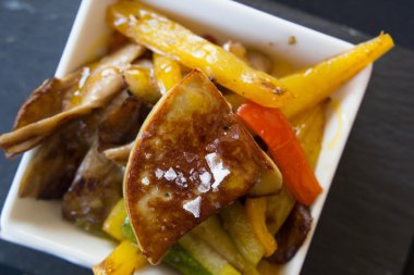 Kızarmış sebze ile karaciğer kaz ciğeri kaz