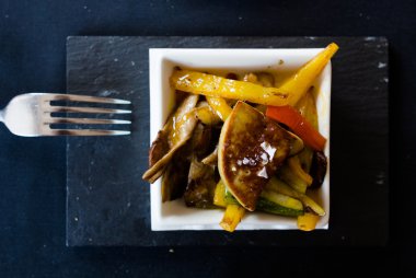 Kızarmış sebze ile karaciğer kaz ciğeri kaz