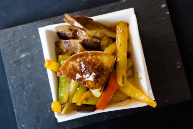 Kızarmış sebze ile karaciğer kaz ciğeri kaz