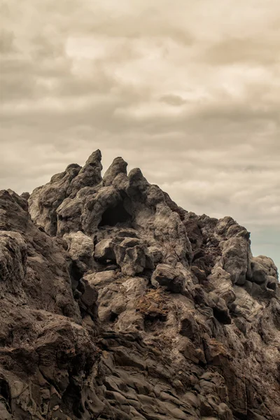 火山峭壁上乌云密布的天气 — 图库照片