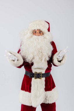 Noel Baba gözlük ve beyaz arka plan üzerinde eller yukarı atma ve kameraya bakarak kırmızı kostüm. 