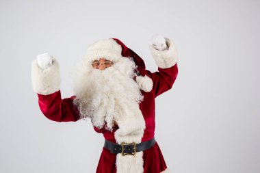 Noel Baba gözlük ve beyaz arka plan üzerinde eller yukarı atma ve kameraya bakarak kırmızı kostüm. 