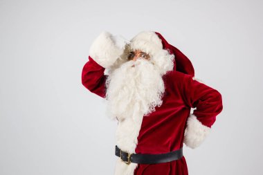 Noel Baba gözlük ve kırmızı kostüm beyaz arka plan ve kameraya bakarak elleri olan bir nokta yapmak. 