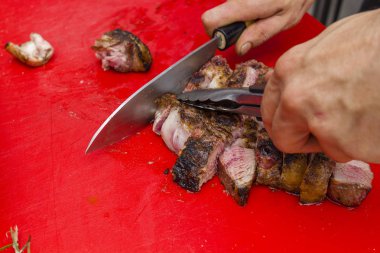 ızgara biftek bıçak ile kesmek