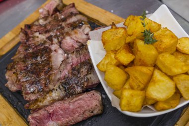 Izgara biftek ile kızarmış patates