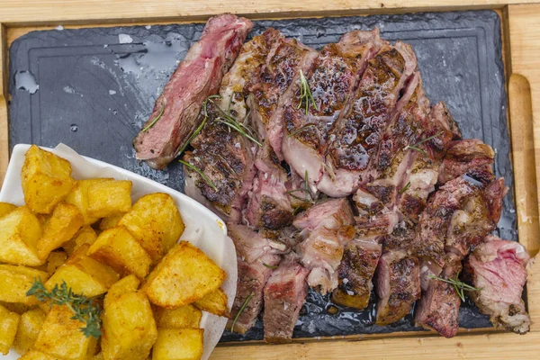 Izgara biftek ile kızarmış patates