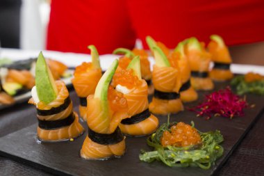 Somon suşi nigiri kırmızı havyar ve wakame