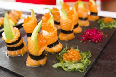 Somon suşi nigiri kırmızı havyar ve wakame