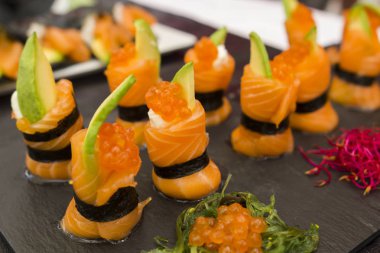 Somon suşi nigiri kırmızı havyar ve wakame