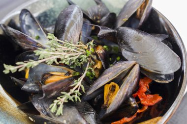 Seramik tabak haşlanmış midye