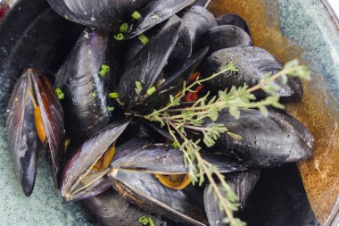 Seramik tabak haşlanmış midye