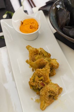 Beyaz tabakta soslu tavuk ızgara