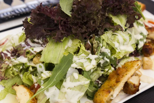 Salada César Com Queijo Tomate Placa Cerâmica Preta — Fotografia de Stock