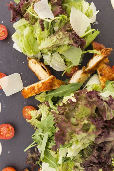 Salada de césar com queijo e tomate — Fotografia de Stock