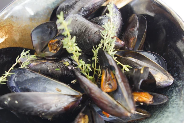 Seramik tabak haşlanmış midye