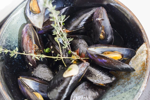 Seramik tabak haşlanmış midye