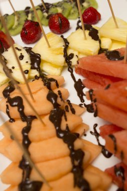 çeşitli meyveler ile çikolata kaplı dilim 