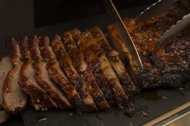 Şef Barbekü biftek kesilmiş.